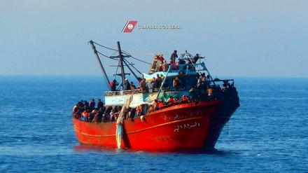 Ein Foto der italienischen Küstenwache zeigt ein Flüchtlingsboot vor der Küste Kalabriens.