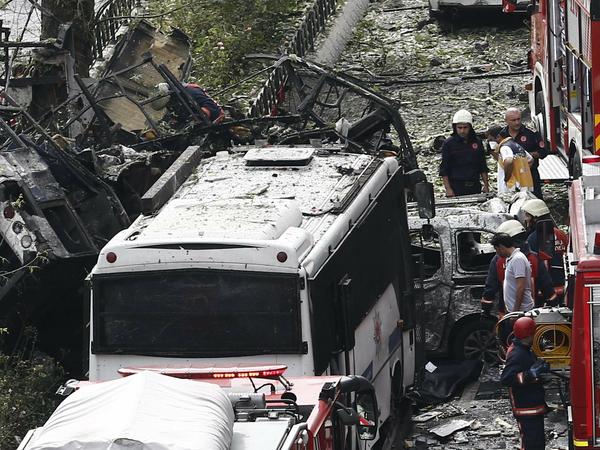 Bombenanschlag auf einen Polizeibus im Zentrum von Istanbul