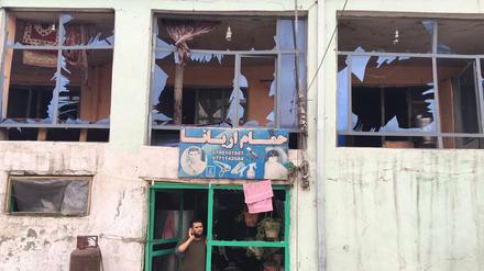 Das Bild soll einen Laden in der Nähe des Verteidigungsministeriums zeigen, der auch vom Druck der Detonation beschädigt wurde.
