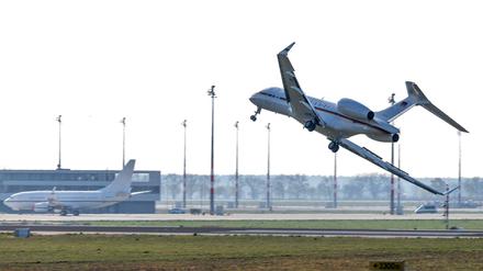 Ein Jet vom Typ Global 5000 der Flugbereitschaft der Bundesregierung taumelt vor der Notlandung auf dem Flughafen Schönefeld. 