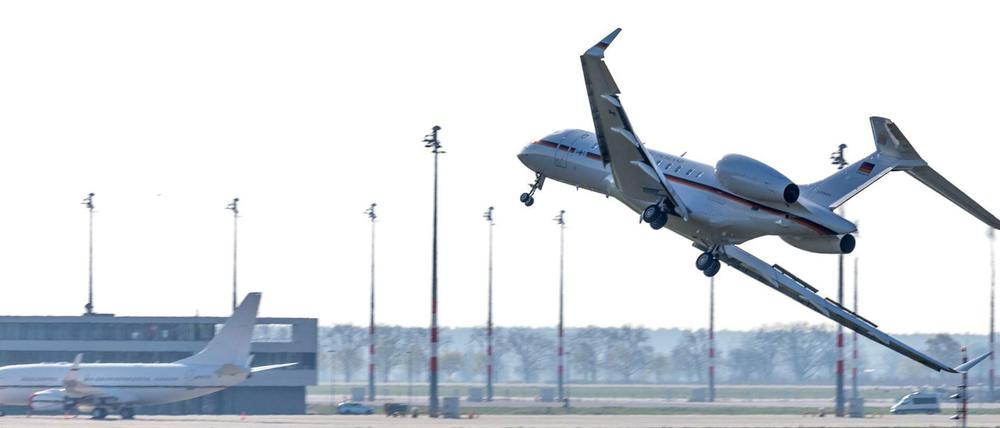 Ein Jet vom Typ Global 5000 der Flugbereitschaft der Bundesregierung taumelt vor der Notlandung auf dem Flughafen Schönefeld. 