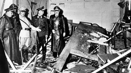 Trümmerhaufen. Reichsmarschall Hermann Göring (helle Uniform) und der Chef der Reichskanzlei, Martin Bormann (l.), im zerstörten Raum der Karten-Baracke. 