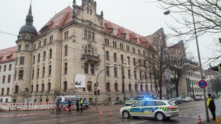 Sachsen-Anhalt, Magdeburg: Polizisten sperren die Straße vor dem Landgericht.