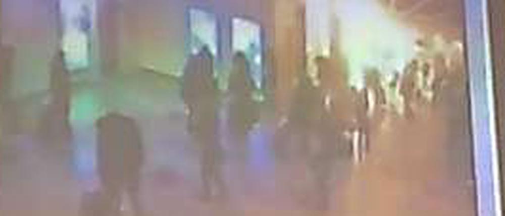 Der Moment der Explosion, aufgenommen von einer Überwachungskamera und später gezeigt im russischen Fernsehen. Auf dem Moskauer Flughafen hat sich ein Selbstmordattentäter in die Luft gesprengt. Bilder des Terrors.