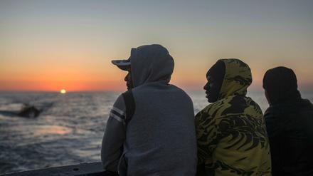 Bootsflüchtlingen aus Afrika und Asien schauen am an Bord des Rettungsschiffs Golfo Azzurro, der spansichen NGO Proactiva Open Arms aufs Meer.