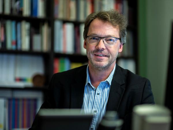 Cornelius Borck ist Professor für Geschichte, Theorie und Ethik der Medizin und Naturwissenschaften und Direktor des Instituts für Medizin- und Wissenschaftsgeschichte, Universität zu Lübeck. 