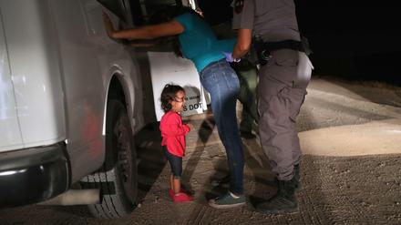 Flüchtlinge aus Honduras werden von US-Grenzschützern festgenommen.