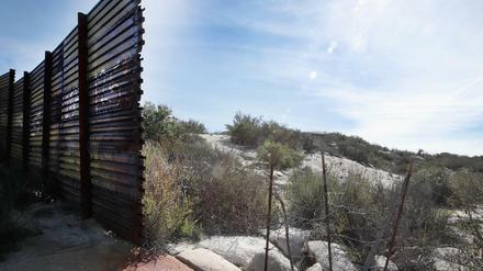 Die Mauer steht still: Ein altes Stück Grenzzaun in der Nähe von Campo, Mexiko. Gelder für neue Mauerstücke will der amerikanische Kongress nicht bewilligen.Scott Olson/Getty Images/AFP