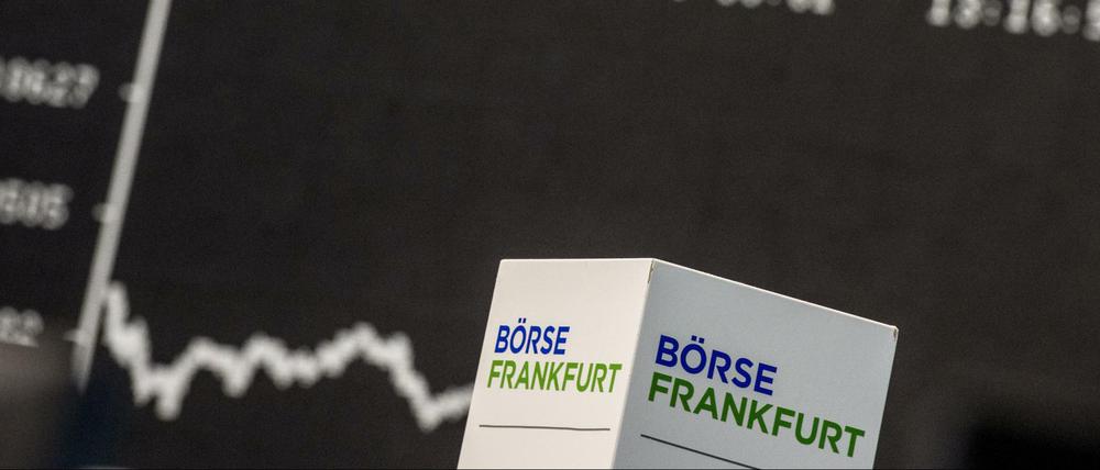 Nach unten geht die DAX-Kurve auf dem Parkett der Deutschen Börse in Frankfurt am Main (Hessen) am 04.01.2016. Nachdem China den Börsenhandel ausgesetzt hatte, brach der deutsche Leitindex ein. 