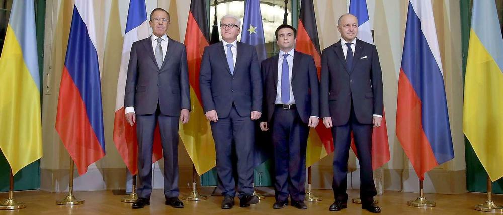 Außenminister Frank-Walter Steinmeier mit seinen Kollegen aus Russland, Sergej Lawrow (l.), der Ukraine, Pawlo Klimkin (2.v.r.), und Frankreich Laurent Fabius (r.).