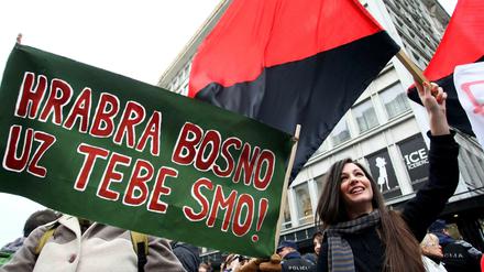 Belgrader Demonstrantin zeigt sich solidarisch mit protestierenden Bosniern