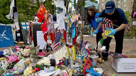 In Boston wird den Opfern des Boston-Attentats mit Blumen und Fahnen gedacht.