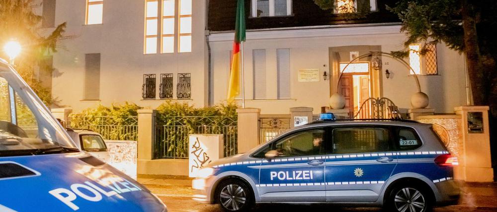 Zwei Polizeifahrzeuge stehen vor der Botschaft der Republik Kamerun in Berlin-Westend. Die Botschaft der Republik Kamerun in Berlin-Westend war in der Nacht zum Sonntag besetzt worden.