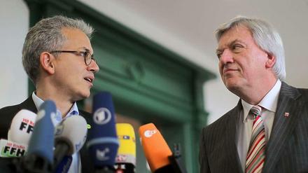 Nähe ist da: CDU-Chef Volker Bouffier (rechts) und Grünenchef Tarek Al Wazir bei Sondierungsgesprächen.