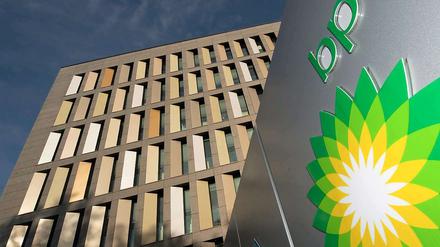 Das Logo von BP vor dem deutschen BP Zentrale in Bochum.