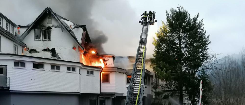 Einsatzkräfte der Feuerwehr löschen am 05.01.2020 einen Brand im Altbau des Restaurants im Hotel „Traube Tonbach“.