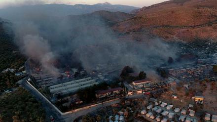 Rauch steigt aus Container-Häuser und Zelten im Flüchtlingslager Moria auf der nordöstlichen Ägäisinsel Lesbos (Luftaufnahme mit einer Drohne).