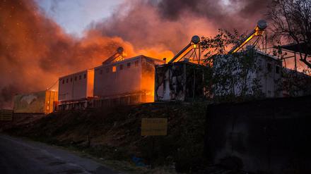 Neu ausgebrochene Feuer brennen im Flüchtlingslager Moria