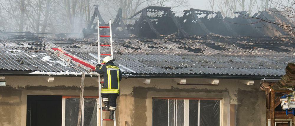 Roßbach (Bayern): ein ausgebranntes Gebäude. In der geplanten Flüchtlingsunterkunft hat es in der Nacht zum Freitag gebrannt. Am 15. Januar hätten 58 Asylbewerber in die ehemalige Diskothek einziehen sollen.