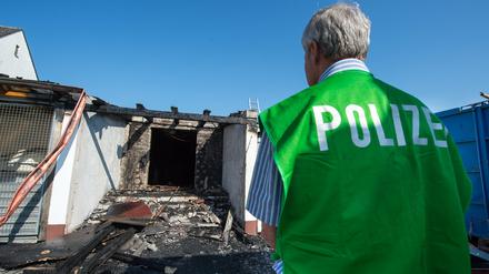 Ein Spurenermittler der Polizei untersucht am 16. Juli 2015 in Reichertshofen (Bayern) den Tatort eines Brandanschlags.
