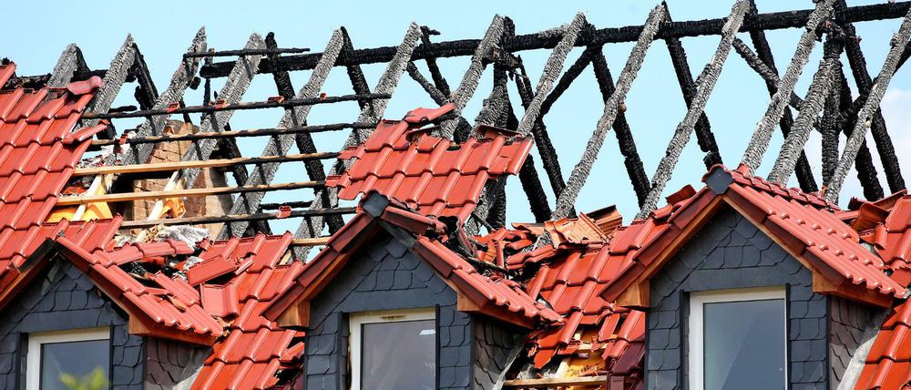 Blick auf den durch ein Feuer beschädigten Dachstuhl der geplanten Asylunterkunft in Tröglitz (Sachsen-Anhalt). 