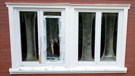 Ein Fenster eines leerstehenden Doppelhauses in Escheburg (Schleswig-Holstein), welches als Unterkunft für Asylbewerber genutzt werden sollte. 