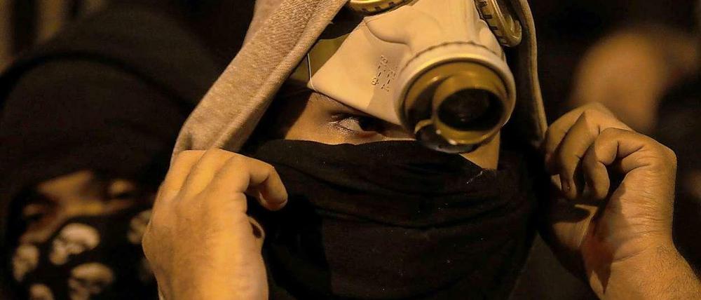 Ein Demonstrant mit Gasmaske in Rio de Janeiro