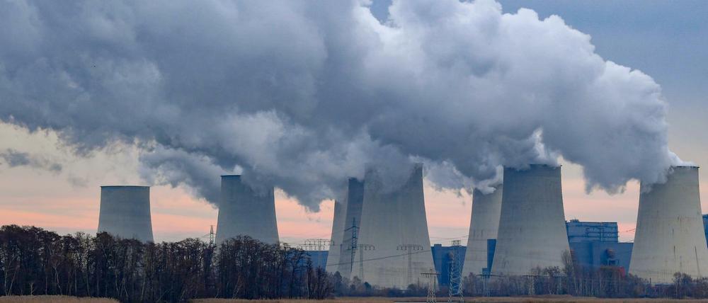 Die Bundesregierung streitet um den richtigen Weg beim Klimaschutz - etwa den Umgang mit Braunkohlekraftwerken wie Jänschwalde.