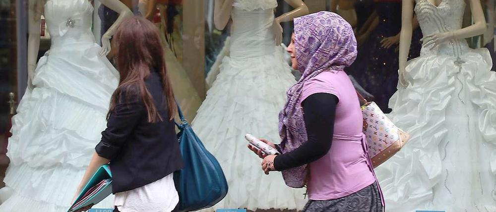 Zwei Welten: Junge Musliminnen sind die ersten und schwächsten Opfer der Integrationsverweigerung.