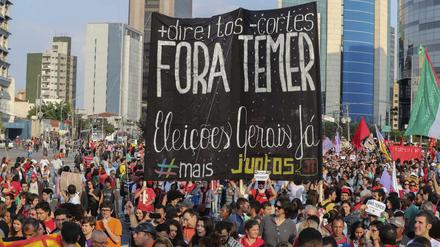 "Für Rechte, gegen Kürzungen. Raus mit dir Temer!" steht auf den Plakaten, die Demonstranten am Sonntag bei Protesten gegen den Interimspräsidenten Michel Temer in São Paulo hochhielten.
