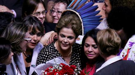 Dilma Rousseff mit Unterstützern: die Präsidentin ist wieder einen Schritt näher an der Amtsenthebung. 