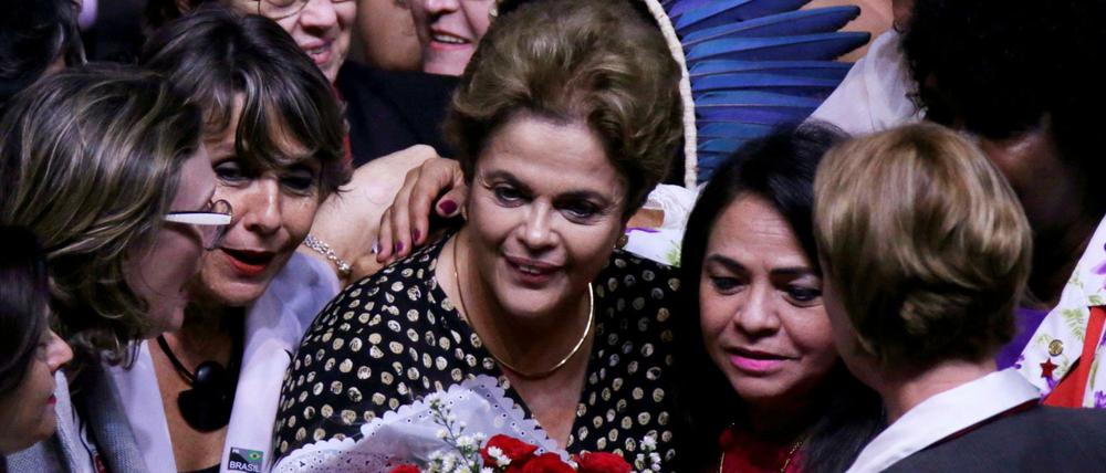 Dilma Rousseff mit Unterstützern: die Präsidentin ist wieder einen Schritt näher an der Amtsenthebung. 