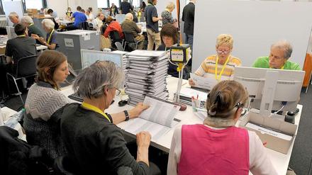 Zahlreiche Mitarbeiter waren auch zwei Tage nach der Wahl noch mit dem Auszählen der Stimmzettel beschäftigt.