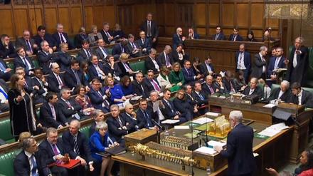 Vorsitzender der Labour-Partei, spricht während der Debatte über den Misstrauensantrag im britischen Unterhaus, links Premierministerin Theresa May.