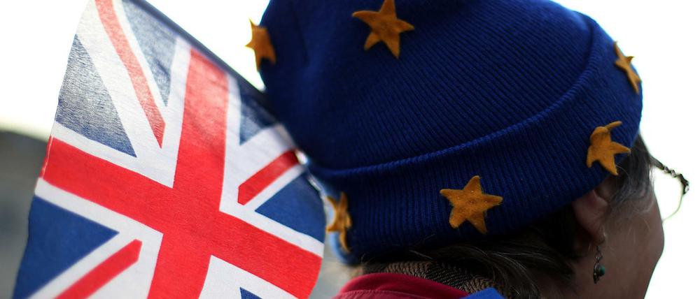 Eine pro-europäische Demonstrantin trägt vor dem britischen Parlament eine EU-Mütze mit britischer Fahne. 