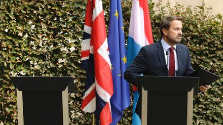 Dann eben allein: Der luxemburgische Premier Bettel hält auch ohne seinen Gast Boris Johnson die geplante Pressekonferenz ab.