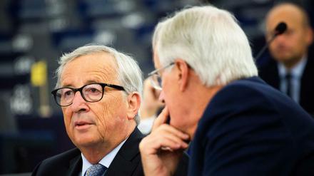 Der Präsident der EU-Kommission, Jean-Claude Juncker und Michel Barnier. 