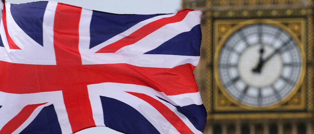 Schon einige Minuten nach zwölf: Der Union Jack weht vor Big Ben in London.