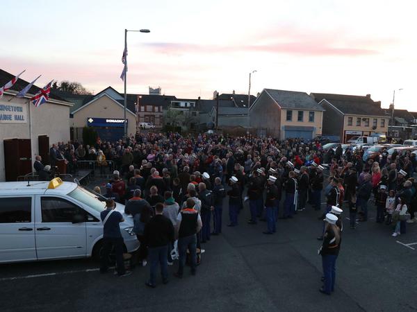 Menschen nehmen Ende April in Großbritannien, Castlederg an einer Kundgebung gegen das Nordirland-Protokoll, organisiert von den West Tyrone United Unionists, teil. 