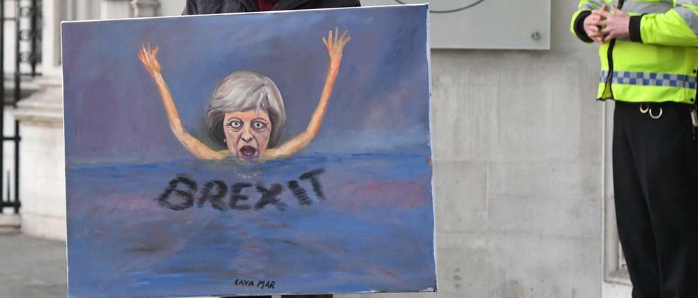 Der satirische Künstler Kaya Mar steht mit einem seiner Bilder vor dem Supreme Court in London. Vor dem Gericht geht es um die Frage, ob die britische Regierung den geplanten Austritt aus der Europäischen Union ohne Zustimmung des Parlaments einleiten darf.