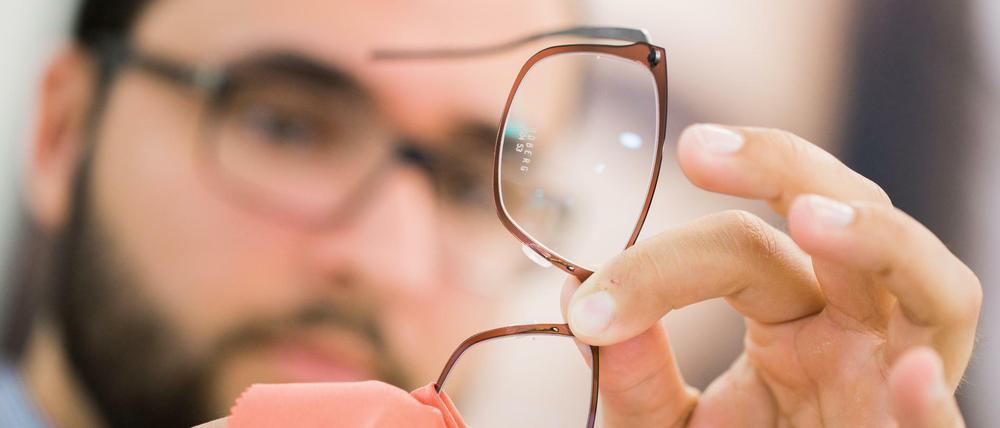 Meist auf eigene Kosten: Kassenpatienten müssen für neue Brillen oft tief in die Tasche greifen.