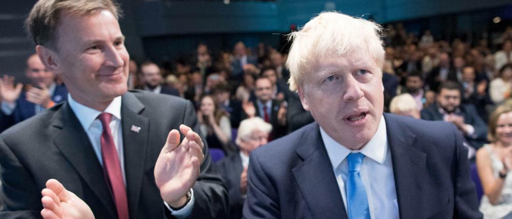 Er applaudierte dem Rivalen – und geht mit Stil: Jeremy Hunt mit Boris Johnson, nachdem am Dienstag dessen Sieg verkündet wurde.