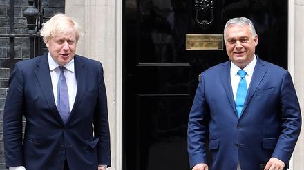Boris Johnson (links) und Ungarns Regierungschef Viktor Orban vor dem Amtssitz des britischen Premierministers.