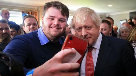 Der britische Premierminister Boris Johnson lässt sich in Sedgefield mit dem dort neu gewählten Paul Howell fotografieren.