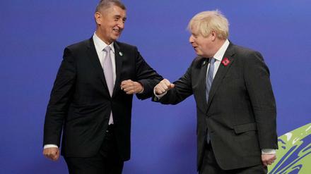Letzter internationaler Auftritt: Der abgewählte tschechische Regierungschef Andrej Babis wird bei der Klimakonferenz in Glasgow vom britischen Premier Boris Johnson begrüßt.