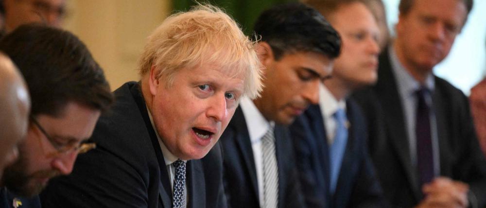 Der britische Premier Boris Johnson spricht bei einem Meeting in der Downing Street. 