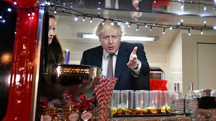 Boris Johnson besucht am 30. November 2021 einen Markt in der Downing Street.