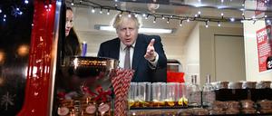 Boris Johnson besucht am 30. November 2021 einen Markt in der Downing Street.