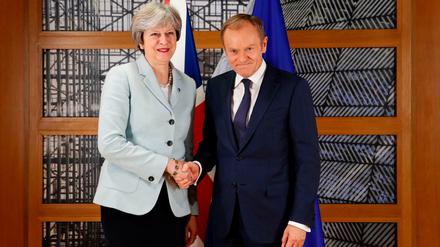 Die britische Premierministerin Theresa May und EU-Ratspräsident Donald Tusk am Rande einer Konferenz am 24. November in Brüssel. 