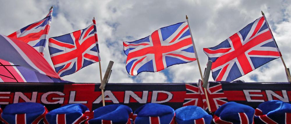 Britische Fahnen wehen über einem Souvenirstand in London.